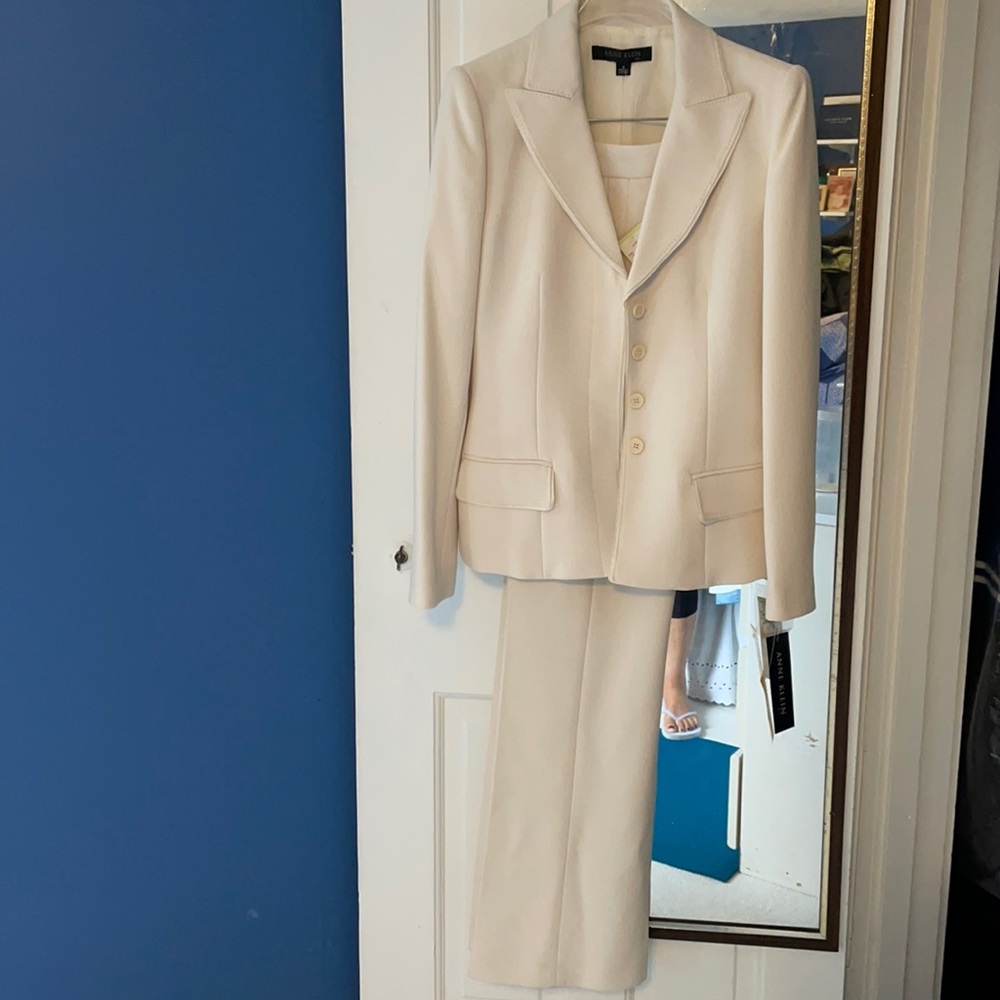 New with tags Anne Klein cream pant suit